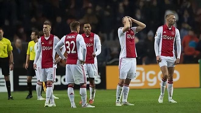 球队奋力拼 球队奋力拼